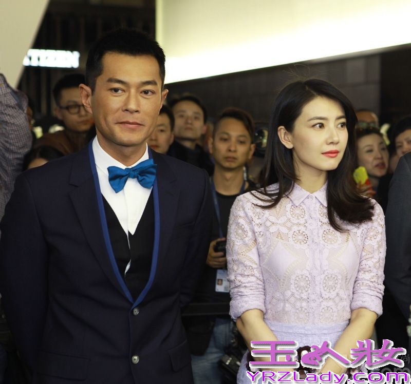 昨晚，高圆圆一袭雪青色蕾丝裙装亮相瑞士巴塞尔国际钟表展，与古天乐一同为其代言的某手表品牌造势。高圆圆鲜艳红唇搭配淑女范儿十足的蕾丝裙装极其抓人眼球，高贵优雅的同时又不失摩登性感。现场，高圆圆谈到其设计的一款腕表时表示灵感来自于动画片《鼹鼠的故事》：“小时候看过这个动画片，印象很深，有一只鼹鼠喜欢收集各式各样的音符，我设计的这款表上的音符图案就来自这里，如果用一个词来形容，就是‘浪漫情怀’吧。”