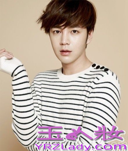 近日，韩国演员张根硕携手某时尚杂志拍摄一组全新写真。清爽短发出镜的张根硕，身着简约的休闲服装，举手投足间尽显暖男的温柔气质。