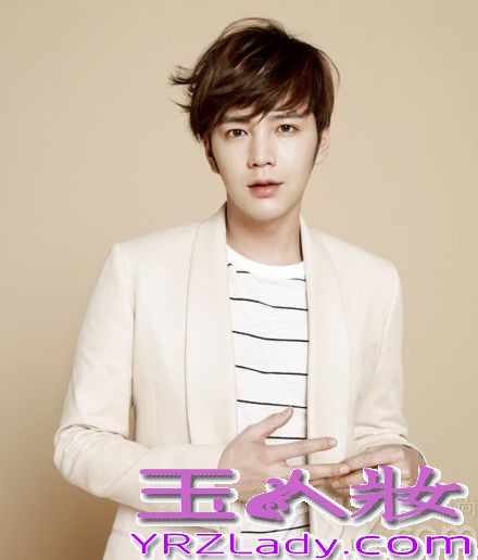 近日，韩国演员张根硕携手某时尚杂志拍摄一组全新写真。清爽短发出镜的张根硕，身着简约的休闲服装，举手投足间尽显暖男的温柔气质。