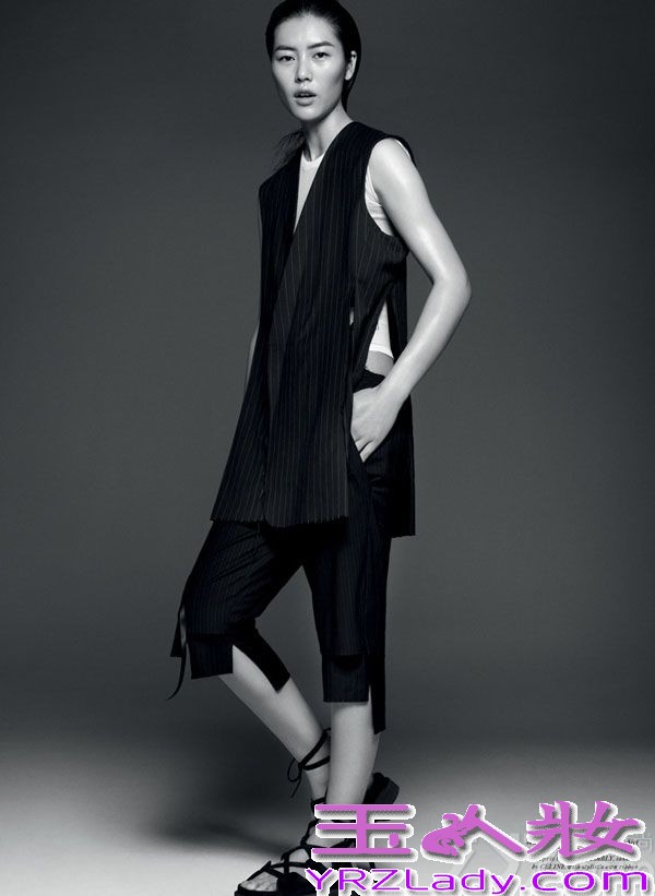 中国超模刘雯登上《RIKA》杂志，成为其最新一期封面女孩，并拍摄了一组时尚写真大片。大片中，刘雯干练地将硬朗帅气中性风演绎得维妙维肖！