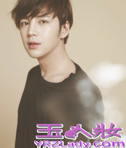 近日，韩国演员张根硕携手某时尚杂志拍摄一组全新写真。清爽短发出镜的张根硕，身着简约的休闲服装，举手投足间尽显暖男的温柔气质。