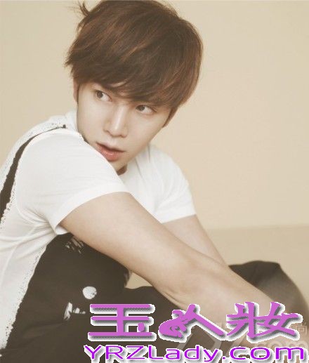 近日，韩国演员张根硕携手某时尚杂志拍摄一组全新写真。清爽短发出镜的张根硕，身着简约的休闲服装，举手投足间尽显暖男的温柔气质。