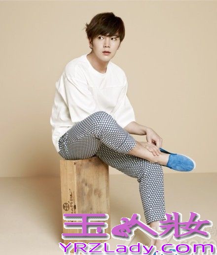 近日，韩国演员张根硕携手某时尚杂志拍摄一组全新写真。清爽短发出镜的张根硕，身着简约的休闲服装，举手投足间尽显暖男的温柔气质。