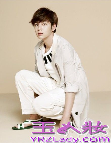 近日，韩国演员张根硕携手某时尚杂志拍摄一组全新写真。清爽短发出镜的张根硕，身着简约的休闲服装，举手投足间尽显暖男的温柔气质。