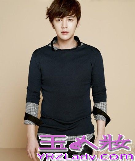 近日，韩国演员张根硕携手某时尚杂志拍摄一组全新写真。清爽短发出镜的张根硕，身着简约的休闲服装，举手投足间尽显暖男的温柔气质。