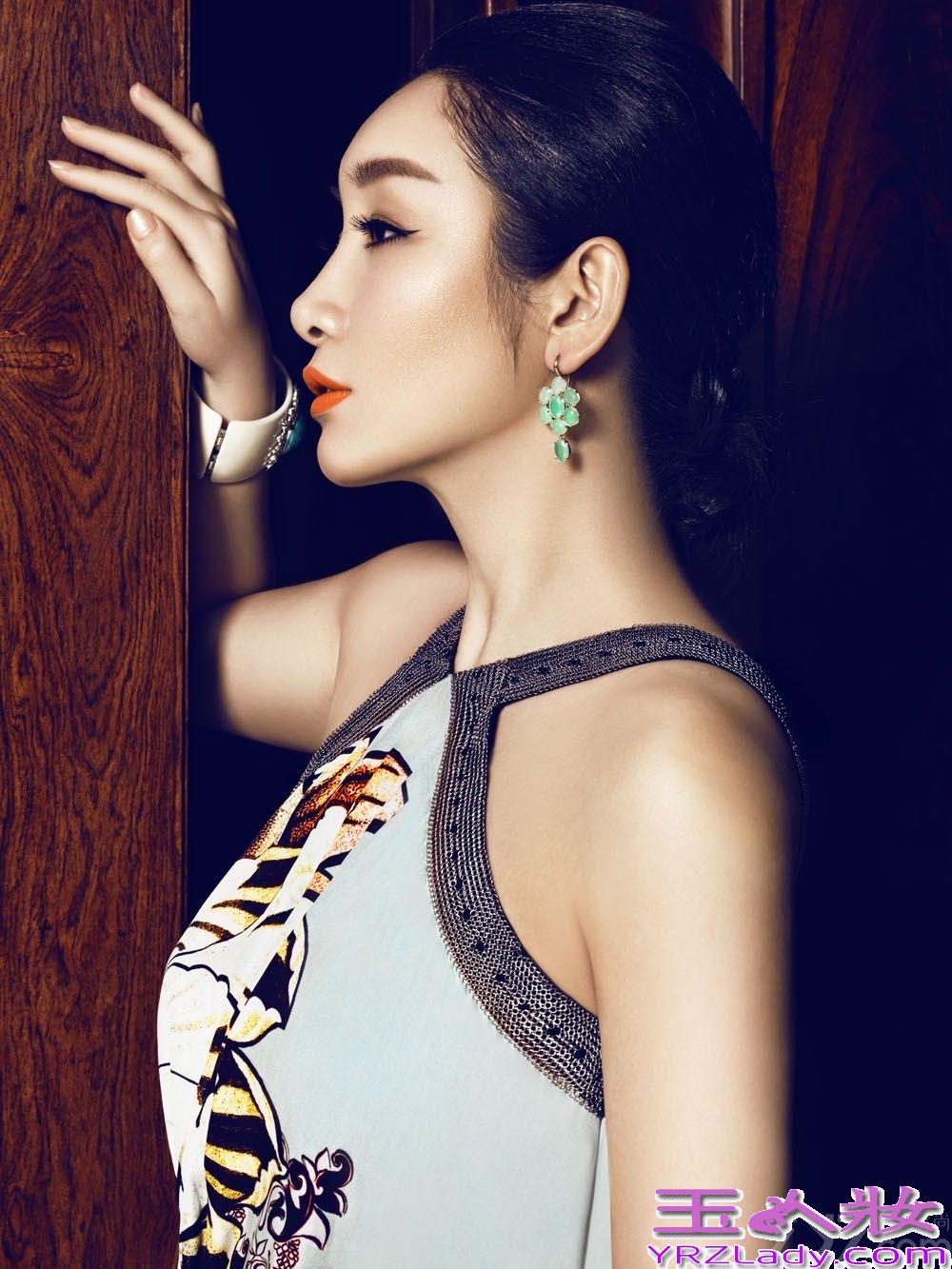 近日，秦海璐为杂志拍摄了一组封面大片，皮肤白皙、红唇诱惑，轻熟驾驭复古优雅范。橙色蕾丝长裙美艳动人，展现姣好身材，复古妆容与甜美笑容完美结合，黑色印花裙装散发高贵气质，慵懒而迷人。