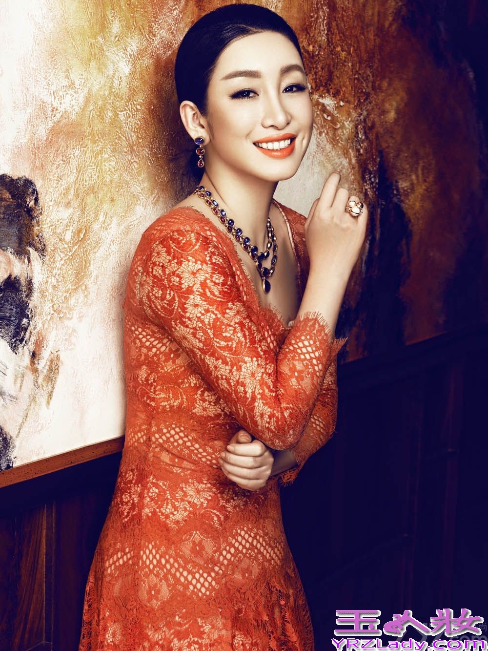 近日，秦海璐为杂志拍摄了一组封面大片，皮肤白皙、红唇诱惑，轻熟驾驭复古优雅范。橙色蕾丝长裙美艳动人，展现姣好身材，复古妆容与甜美笑容完美结合，黑色印花裙装散发高贵气质，慵懒而迷人。