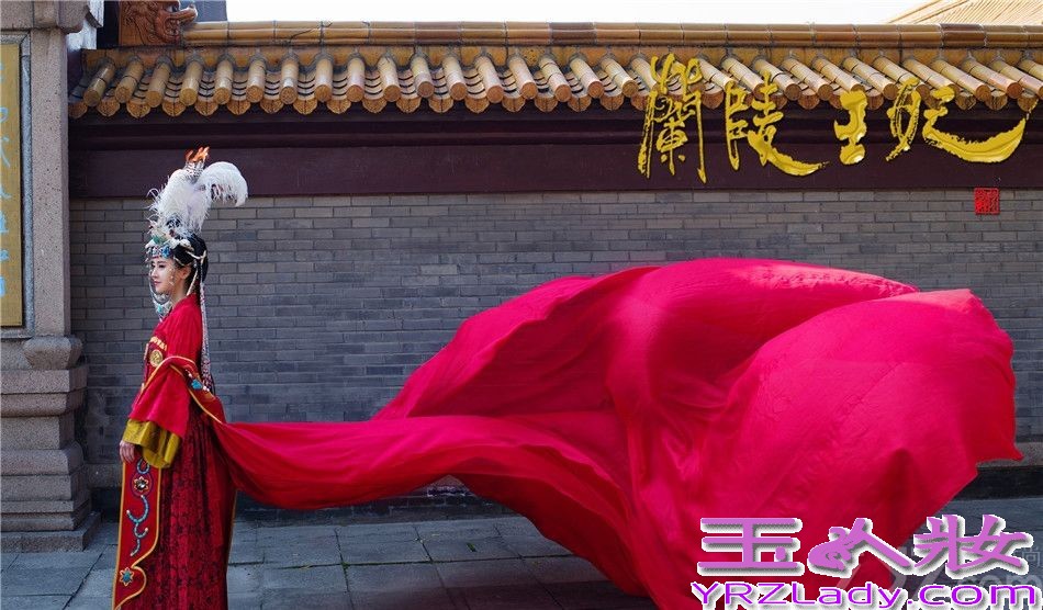 《兰陵王妃》由小说改编成电视剧，做为主演的张含韵、傅颖的华美定妆装已经曝光，美片中的古装大婚造型，大气优雅、华丽，动人心魄。