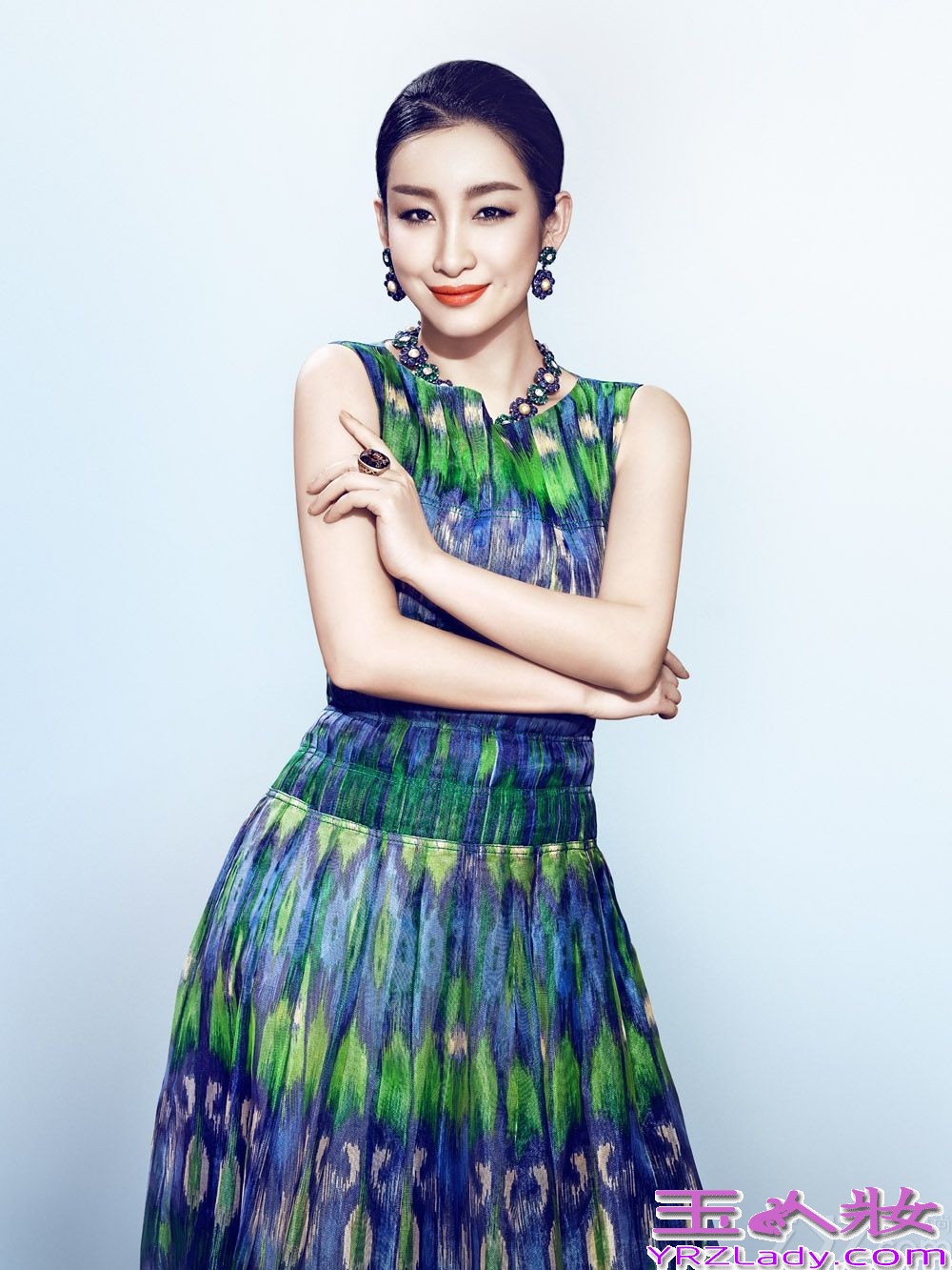 近日，秦海璐为杂志拍摄了一组封面大片，皮肤白皙、红唇诱惑，轻熟驾驭复古优雅范。橙色蕾丝长裙美艳动人，展现姣好身材，复古妆容与甜美笑容完美结合，黑色印花裙装散发高贵气质，慵懒而迷人。