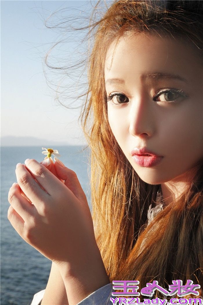 近日，内地有“小滨崎步”之称的90后氧气女生裴紫绮Ziki，远赴日本北海道海岸拍摄个人专辑限量写真。有着“世界十大著名海岸线之一”的北海道海岸景色宜人，此次拍摄制作单位未来星光文化传媒BOX-M特地邀约户田惠梨香御用团队私人订制北海道写真拍摄行程，为Ziki日后进军国际路线埋下伏笔。