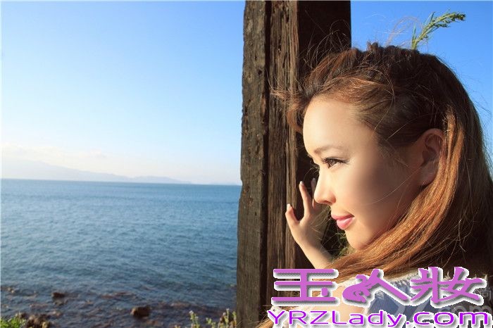 近日，内地有“小滨崎步”之称的90后氧气女生裴紫绮Ziki，远赴日本北海道海岸拍摄个人专辑限量写真。有着“世界十大著名海岸线之一”的北海道海岸景色宜人，此次拍摄制作单位未来星光文化传媒BOX-M特地邀约户田惠梨香御用团队私人订制北海道写真拍摄行程，为Ziki日后进军国际路线埋下伏笔。