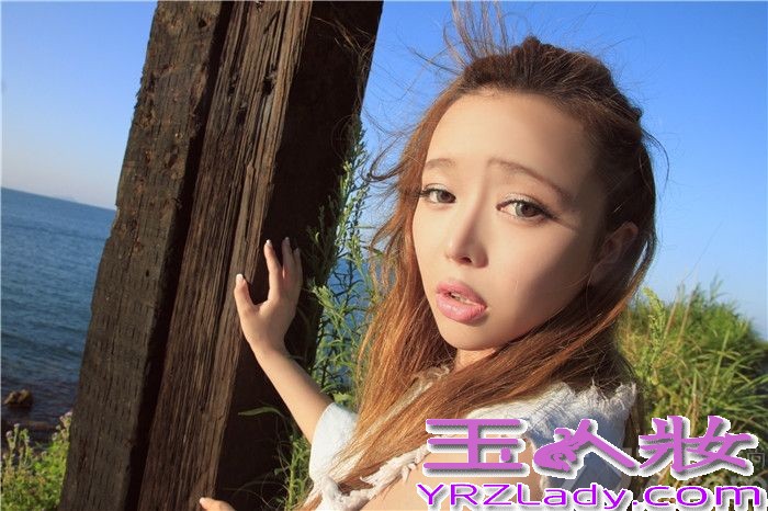 近日，内地有“小滨崎步”之称的90后氧气女生裴紫绮Ziki，远赴日本北海道海岸拍摄个人专辑限量写真。有着“世界十大著名海岸线之一”的北海道海岸景色宜人，此次拍摄制作单位未来星光文化传媒BOX-M特地邀约户田惠梨香御用团队私人订制北海道写真拍摄行程，为Ziki日后进军国际路线埋下伏笔。