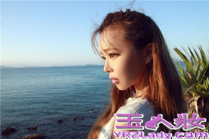 近日，内地有“小滨崎步”之称的90后氧气女生裴紫绮Ziki，远赴日本北海道海岸拍摄个人专辑限量写真。有着“世界十大著名海岸线之一”的北海道海岸景色宜人，此次拍摄制作单位未来星光文化传媒BOX-M特地邀约户田惠梨香御用团队私人订制北海道写真拍摄行程，为Ziki日后进军国际路线埋下伏笔。