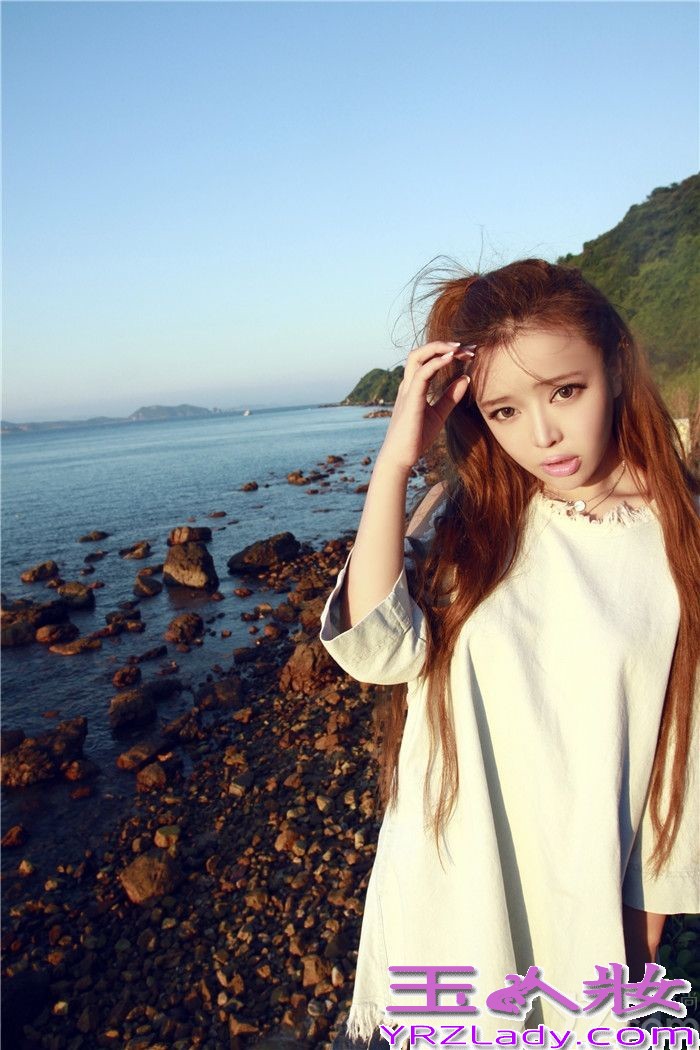 近日，内地有“小滨崎步”之称的90后氧气女生裴紫绮Ziki，远赴日本北海道海岸拍摄个人专辑限量写真。有着“世界十大著名海岸线之一”的北海道海岸景色宜人，此次拍摄制作单位未来星光文化传媒BOX-M特地邀约户田惠梨香御用团队私人订制北海道写真拍摄行程，为Ziki日后进军国际路线埋下伏笔。