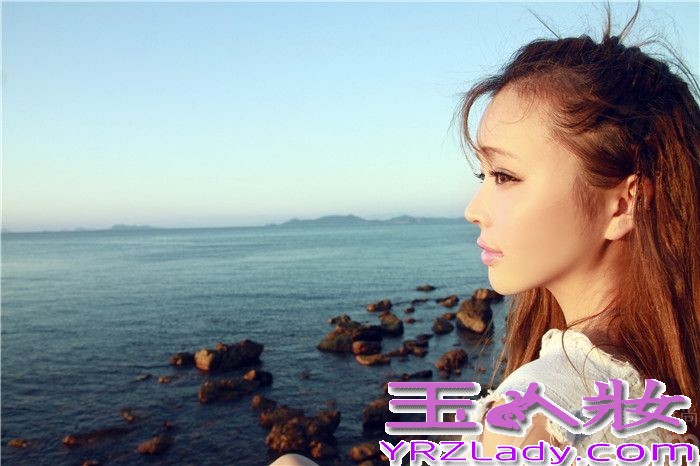 近日，内地有“小滨崎步”之称的90后氧气女生裴紫绮Ziki，远赴日本北海道海岸拍摄个人专辑限量写真。有着“世界十大著名海岸线之一”的北海道海岸景色宜人，此次拍摄制作单位未来星光文化传媒BOX-M特地邀约户田惠梨香御用团队私人订制北海道写真拍摄行程，为Ziki日后进军国际路线埋下伏笔。