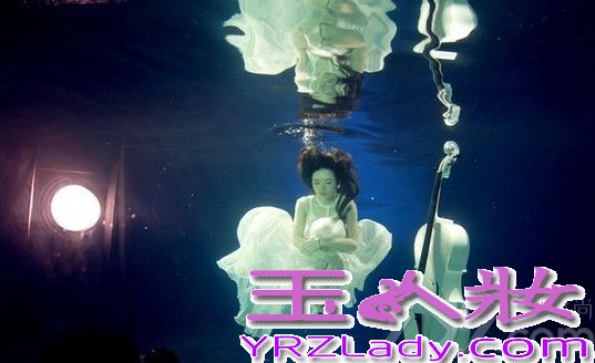 近日有着内地小滨崎步美誉的内地知名艺人裴紫绮在为新专辑紧锣密鼓的制作当中，经纪公司为了达到效果特地租用水下影棚拍摄全新写真，据悉拍摄水底写真当日的气温已达到零下6摄氏度, 经纪公司重金邀请张艺谋御用水底拍摄班底,为其保驾护航,不懂水性的Ziki非常敬业，身着洁白的纱裙，不畏寒冷潜入五米深的水底，水下拍摄整个过程持续8小时以上，一次次入水让工作人员万分担心，紫绮却在拍摄的过程中不断的安慰现场工作人员不用担心，一定可以完成拍摄.
裴紫绮表示:虽然拍摄很冷,但是第一次体验这样的特殊拍摄,所以在整个过程当中收获了很多快乐,工作人员都很关心自己,而现在的努力程度，还远远不够,要向范冰冰看齐,做一名敬业的艺人.其经纪公司未来星光Box-m盒子音乐执行总裁胡一白特地探班称:裴紫绮是个十分敬业的艺人,对这次的新专辑很有信心,必当火力全开，全力以赴。