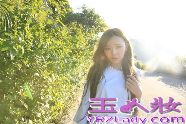 近日有着内地小滨崎步美誉的内地知名艺人裴紫绮在为新专辑紧锣密鼓的制作当中，经纪公司为了达到效果特地租用水下影棚拍摄全新写真，据悉拍摄水底写真当日的气温已达到零下6摄氏度, 经纪公司重金邀请张艺谋御用水底拍摄班底,为其保驾护航,不懂水性的Ziki非常敬业，身着洁白的纱裙，不畏寒冷潜入五米深的水底，水下拍摄整个过程持续8小时以上，一次次入水让工作人员万分担心，紫绮却在拍摄的过程中不断的安慰现场工作人员不用担心，一定可以完成拍摄.
裴紫绮表示:虽然拍摄很冷,但是第一次体验这样的特殊拍摄,所以在整个过程当中收获了很多快乐,工作人员都很关心自己,而现在的努力程度，还远远不够,要向范冰冰看齐,做一名敬业的艺人.其经纪公司未来星光Box-m盒子音乐执行总裁胡一白特地探班称:裴紫绮是个十分敬业的艺人,对这次的新专辑很有信心,必当火力全开，全力以赴。