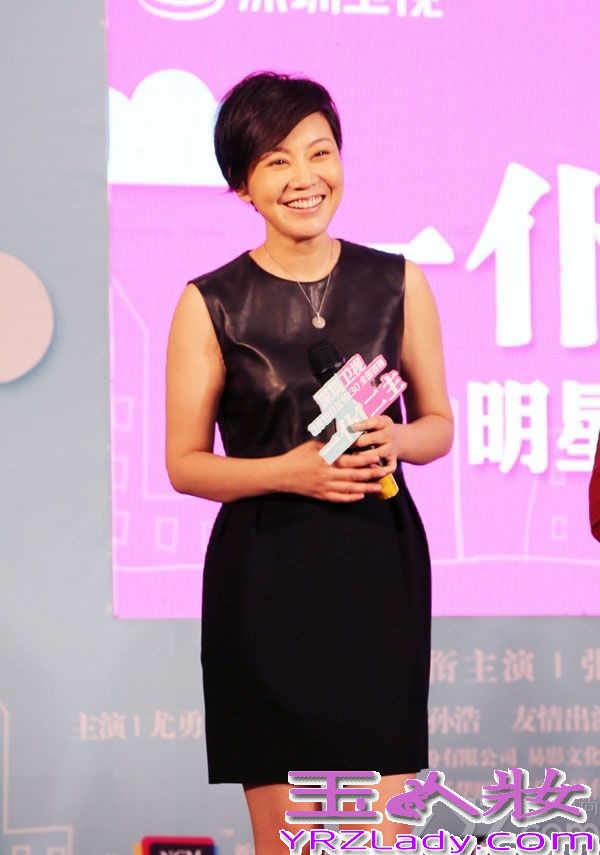 自从成了“谋女郎”之后，闫妮成功接演了数部大银幕商业作品，成为华语电影性价比最高的女演员。沉寂了一年多的她重返荧屏连续拍摄了四部作品。昨日，由她携手张嘉译主演的《一仆二主》首次公开亮相，闫妮霸气回归演绎了一个时尚都市“女强人”。恰逢当天闫妮生日，主创和影迷为其准备了意外惊喜，张嘉译更是现场领唱生日歌，并盛赞合作过的女演员中，闫妮最风情最性感。