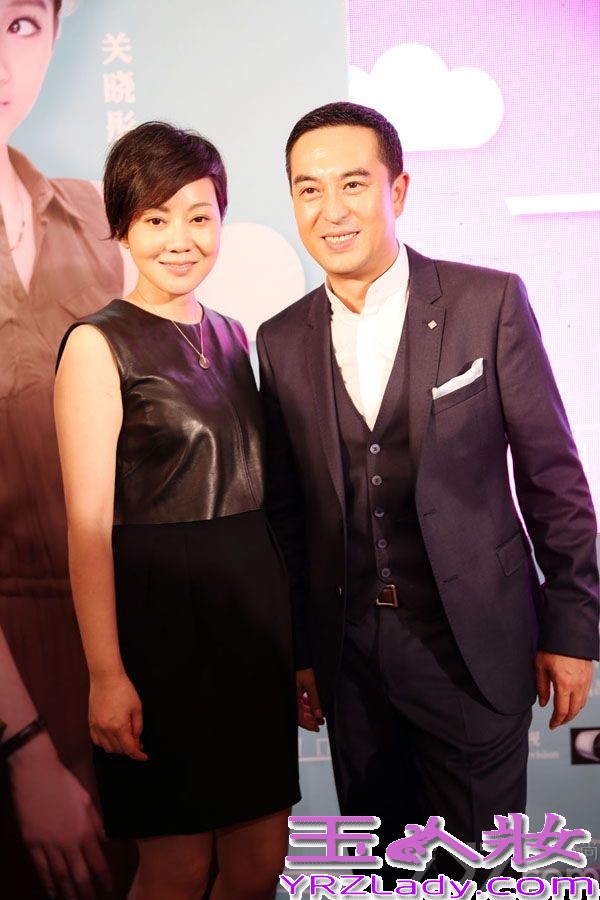 自从成了“谋女郎”之后，闫妮成功接演了数部大银幕商业作品，成为华语电影性价比最高的女演员。沉寂了一年多的她重返荧屏连续拍摄了四部作品。昨日，由她携手张嘉译主演的《一仆二主》首次公开亮相，闫妮霸气回归演绎了一个时尚都市“女强人”。恰逢当天闫妮生日，主创和影迷为其准备了意外惊喜，张嘉译更是现场领唱生日歌，并盛赞合作过的女演员中，闫妮最风情最性感。