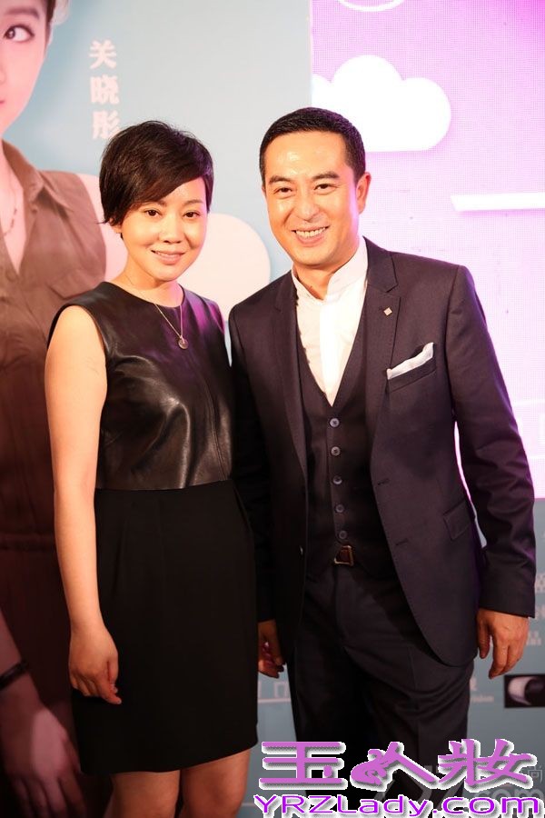 自从成了“谋女郎”之后，闫妮成功接演了数部大银幕商业作品，成为华语电影性价比最高的女演员。沉寂了一年多的她重返荧屏连续拍摄了四部作品。昨日，由她携手张嘉译主演的《一仆二主》首次公开亮相，闫妮霸气回归演绎了一个时尚都市“女强人”。恰逢当天闫妮生日，主创和影迷为其准备了意外惊喜，张嘉译更是现场领唱生日歌，并盛赞合作过的女演员中，闫妮最风情最性感。