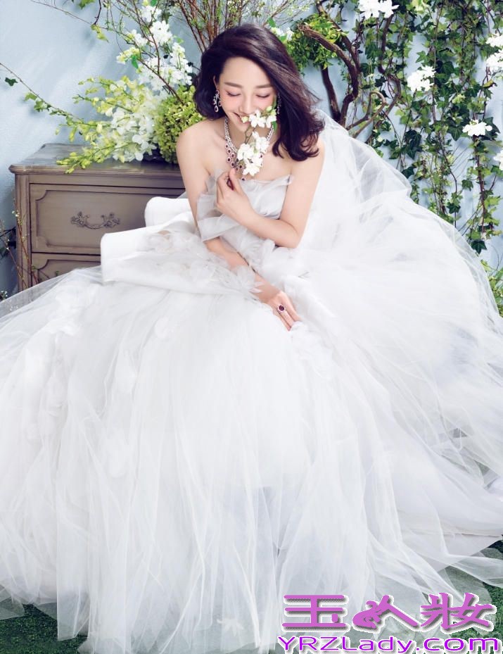 近日，白百何为某杂志拍摄一组婚纱主题的写真，置身在素雅草丛里唯美又自然。期间，白百何换了多套婚纱，斜肩、抹胸、披肩，简直是个幸福的小女人。