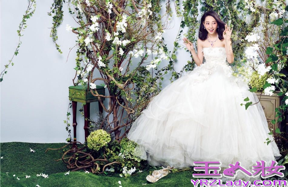 近日，白百何为某杂志拍摄一组婚纱主题的写真，置身在素雅草丛里唯美又自然。期间，白百何换了多套婚纱，斜肩、抹胸、披肩，简直是个幸福的小女人。