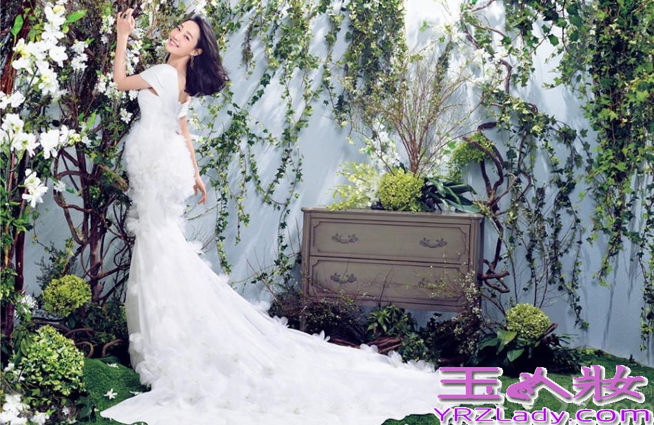 近日，白百何为某杂志拍摄一组婚纱主题的写真，置身在素雅草丛里唯美又自然。期间，白百何换了多套婚纱，斜肩、抹胸、披肩，简直是个幸福的小女人。