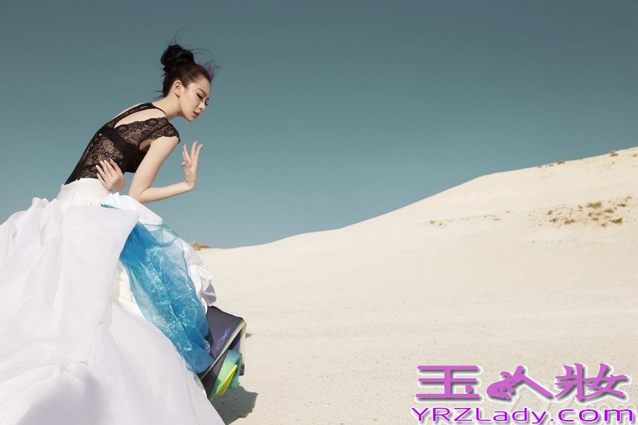 今日，戚薇全新影音写真《爱.战》继“来自星星的戚哥”曝光后，又公开全新造型。此次出行土耳其拍摄，戚薇及摄影团队特别从伊斯坦布尔飞行至卡帕多奇亚山谷，这是一座拥有世上独一无二神奇地貌的山谷。戚薇及团队成员为了这一次拍摄仅行李就托运了11箱，其中最为庞大的行李，就是此次曝光的写真中，被戚薇称为“冰箱”的“爱神”定制造型。这套庞大的定制造型，因为2013年度的亚洲偶像盛典抢先曝光就走红与网络，并且被戚薇私下称呼为“冰箱”而得名。这个“唯美的冰箱”在卡帕多奇亚“鸽子谷”的拍摄，可苦了照片中的女主角，烈日、高温，加上几乎白色的岩石反光，让拍摄人员几乎无法睁开双眼工作。但是为了诠释出“爱神”的唯美和勇敢，全团队还是在烈日下奋战了2小时。结束工作后，戚薇在写真书的随笔中记录这一天的拍摄感言：
“爱情本是一场血雨腥风，我的每一支箭都是对你勇敢的成全！”