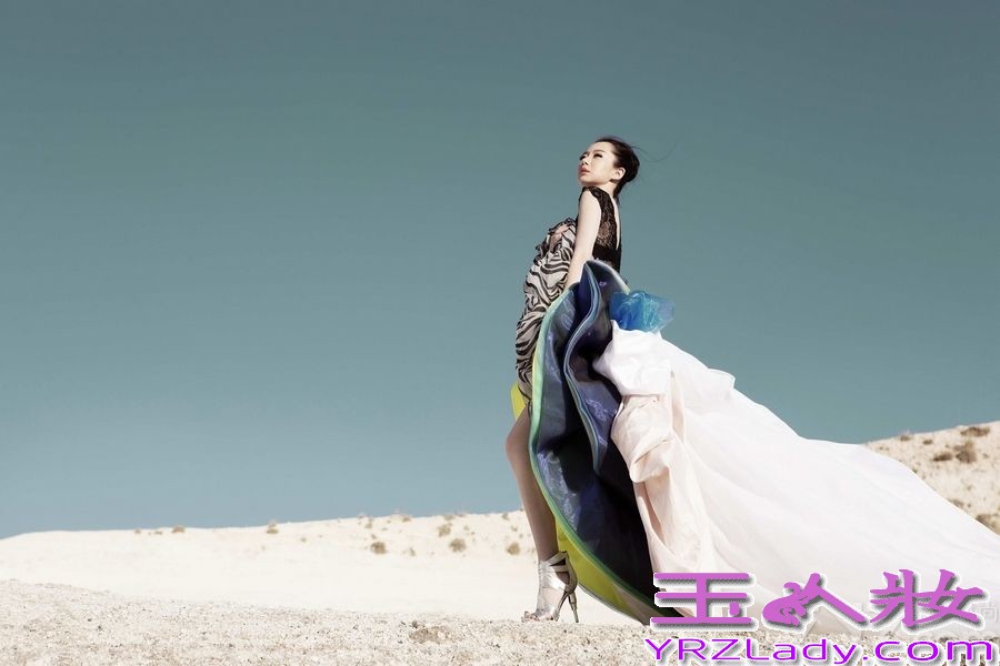 今日，戚薇全新影音写真《爱.战》继“来自星星的戚哥”曝光后，又公开全新造型。此次出行土耳其拍摄，戚薇及摄影团队特别从伊斯坦布尔飞行至卡帕多奇亚山谷，这是一座拥有世上独一无二神奇地貌的山谷。戚薇及团队成员为了这一次拍摄仅行李就托运了11箱，其中最为庞大的行李，就是此次曝光的写真中，被戚薇称为“冰箱”的“爱神”定制造型。这套庞大的定制造型，因为2013年度的亚洲偶像盛典抢先曝光就走红与网络，并且被戚薇私下称呼为“冰箱”而得名。这个“唯美的冰箱”在卡帕多奇亚“鸽子谷”的拍摄，可苦了照片中的女主角，烈日、高温，加上几乎白色的岩石反光，让拍摄人员几乎无法睁开双眼工作。但是为了诠释出“爱神”的唯美和勇敢，全团队还是在烈日下奋战了2小时。结束工作后，戚薇在写真书的随笔中记录这一天的拍摄感言：
“爱情本是一场血雨腥风，我的每一支箭都是对你勇敢的成全！”