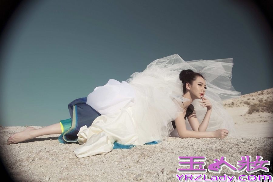 今日，戚薇全新影音写真《爱.战》继“来自星星的戚哥”曝光后，又公开全新造型。此次出行土耳其拍摄，戚薇及摄影团队特别从伊斯坦布尔飞行至卡帕多奇亚山谷，这是一座拥有世上独一无二神奇地貌的山谷。戚薇及团队成员为了这一次拍摄仅行李就托运了11箱，其中最为庞大的行李，就是此次曝光的写真中，被戚薇称为“冰箱”的“爱神”定制造型。这套庞大的定制造型，因为2013年度的亚洲偶像盛典抢先曝光就走红与网络，并且被戚薇私下称呼为“冰箱”而得名。这个“唯美的冰箱”在卡帕多奇亚“鸽子谷”的拍摄，可苦了照片中的女主角，烈日、高温，加上几乎白色的岩石反光，让拍摄人员几乎无法睁开双眼工作。但是为了诠释出“爱神”的唯美和勇敢，全团队还是在烈日下奋战了2小时。结束工作后，戚薇在写真书的随笔中记录这一天的拍摄感言：
“爱情本是一场血雨腥风，我的每一支箭都是对你勇敢的成全！”