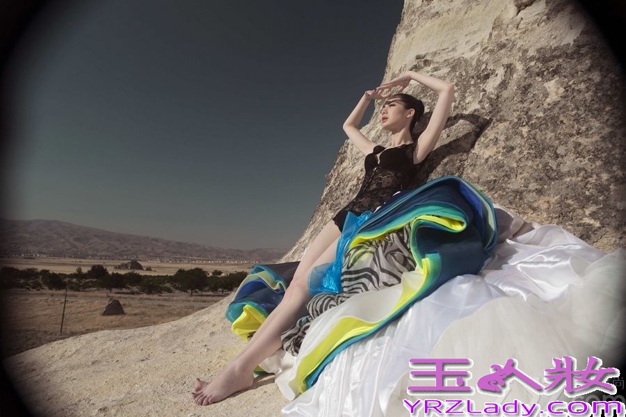 今日，戚薇全新影音写真《爱.战》继“来自星星的戚哥”曝光后，又公开全新造型。此次出行土耳其拍摄，戚薇及摄影团队特别从伊斯坦布尔飞行至卡帕多奇亚山谷，这是一座拥有世上独一无二神奇地貌的山谷。戚薇及团队成员为了这一次拍摄仅行李就托运了11箱，其中最为庞大的行李，就是此次曝光的写真中，被戚薇称为“冰箱”的“爱神”定制造型。这套庞大的定制造型，因为2013年度的亚洲偶像盛典抢先曝光就走红与网络，并且被戚薇私下称呼为“冰箱”而得名。这个“唯美的冰箱”在卡帕多奇亚“鸽子谷”的拍摄，可苦了照片中的女主角，烈日、高温，加上几乎白色的岩石反光，让拍摄人员几乎无法睁开双眼工作。但是为了诠释出“爱神”的唯美和勇敢，全团队还是在烈日下奋战了2小时。结束工作后，戚薇在写真书的随笔中记录这一天的拍摄感言：
“爱情本是一场血雨腥风，我的每一支箭都是对你勇敢的成全！”