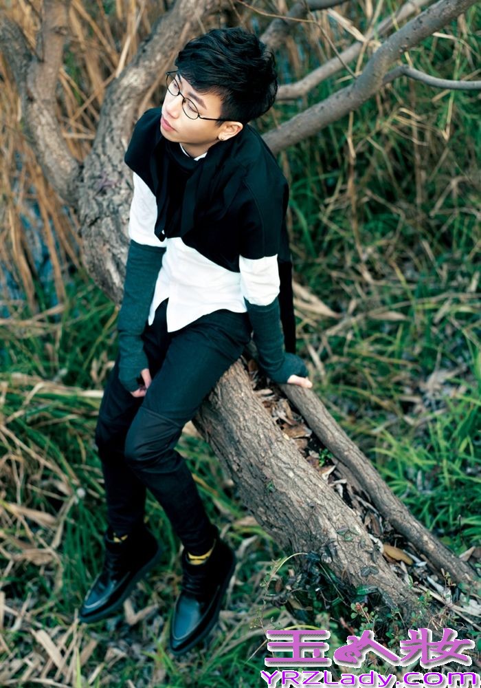 近日，由简单快乐文化推出，刚刚发布个人国语首张大碟《男朋女友》的“音乐疗愈师”Sam赖伟锋曝光了专辑中全新户外森林系写真，释放“暖男”利器,暖心指数直线飙升。

在这组照片中，Sam赖伟锋置身于一片洒满金黄落叶与阳光的暖冬森林中，一身黑白相间的利落打扮，给人一种清澈见底的柔情。闭上双眼与大自然呼吸对话的Sam赖伟锋，淡淡的微笑让人感到宁静与安心，瞬间令“疗愈指数”爆棚。整组大片，Sam赖伟锋融入在穿透缝隙间的阳光和水光交错中，释放出一股无法抵挡的“Sam式”柔情气息，令身在冰冷都市，日渐刚硬的人心得到霍然柔软的温暖力量。
