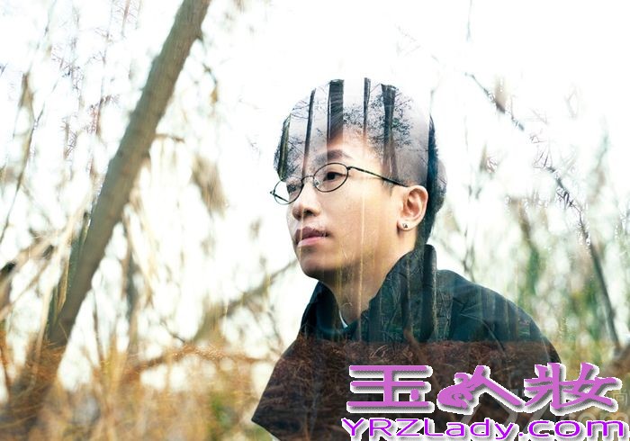 近日，由简单快乐文化推出，刚刚发布个人国语首张大碟《男朋女友》的“音乐疗愈师”Sam赖伟锋曝光了专辑中全新户外森林系写真，释放“暖男”利器,暖心指数直线飙升。

在这组照片中，Sam赖伟锋置身于一片洒满金黄落叶与阳光的暖冬森林中，一身黑白相间的利落打扮，给人一种清澈见底的柔情。闭上双眼与大自然呼吸对话的Sam赖伟锋，淡淡的微笑让人感到宁静与安心，瞬间令“疗愈指数”爆棚。整组大片，Sam赖伟锋融入在穿透缝隙间的阳光和水光交错中，释放出一股无法抵挡的“Sam式”柔情气息，令身在冰冷都市，日渐刚硬的人心得到霍然柔软的温暖力量。
