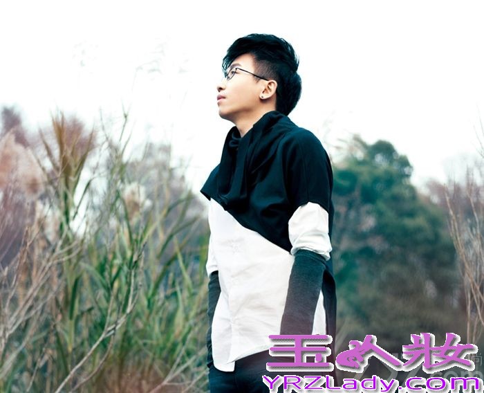 近日，由简单快乐文化推出，刚刚发布个人国语首张大碟《男朋女友》的“音乐疗愈师”Sam赖伟锋曝光了专辑中全新户外森林系写真，释放“暖男”利器,暖心指数直线飙升。

在这组照片中，Sam赖伟锋置身于一片洒满金黄落叶与阳光的暖冬森林中，一身黑白相间的利落打扮，给人一种清澈见底的柔情。闭上双眼与大自然呼吸对话的Sam赖伟锋，淡淡的微笑让人感到宁静与安心，瞬间令“疗愈指数”爆棚。整组大片，Sam赖伟锋融入在穿透缝隙间的阳光和水光交错中，释放出一股无法抵挡的“Sam式”柔情气息，令身在冰冷都市，日渐刚硬的人心得到霍然柔软的温暖力量。
