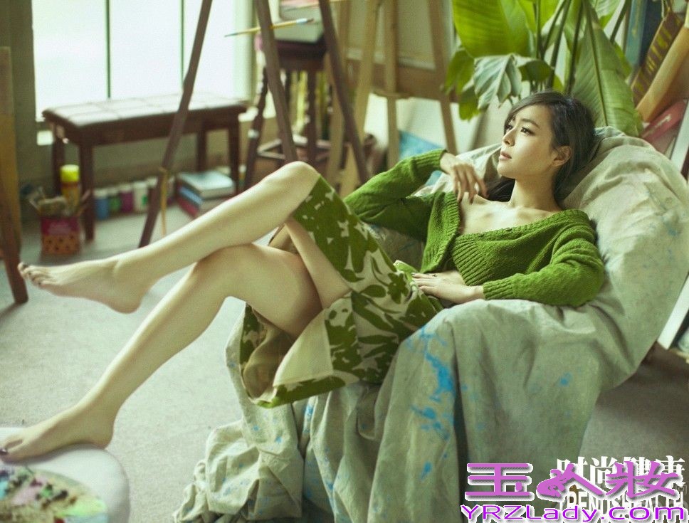 近日，张静初为某时尚杂志拍摄了一组封面大片，自然光线下展现出其出众的文艺气质。不管是《孔雀》里的卫红，还是《红河》里的阿桃，张静初在荧屏上所演绎的角色都被她赋予了浓厚的文艺气息。写真里，随意的发型、干净的妆容，糅杂着慵懒的午后阳光，更是将张静初特有的女性魅力展露无遗。