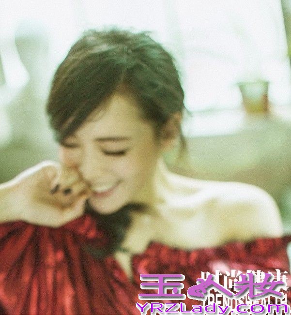 近日，张静初为某时尚杂志拍摄了一组封面大片，自然光线下展现出其出众的文艺气质。不管是《孔雀》里的卫红，还是《红河》里的阿桃，张静初在荧屏上所演绎的角色都被她赋予了浓厚的文艺气息。写真里，随意的发型、干净的妆容，糅杂着慵懒的午后阳光，更是将张静初特有的女性魅力展露无遗。