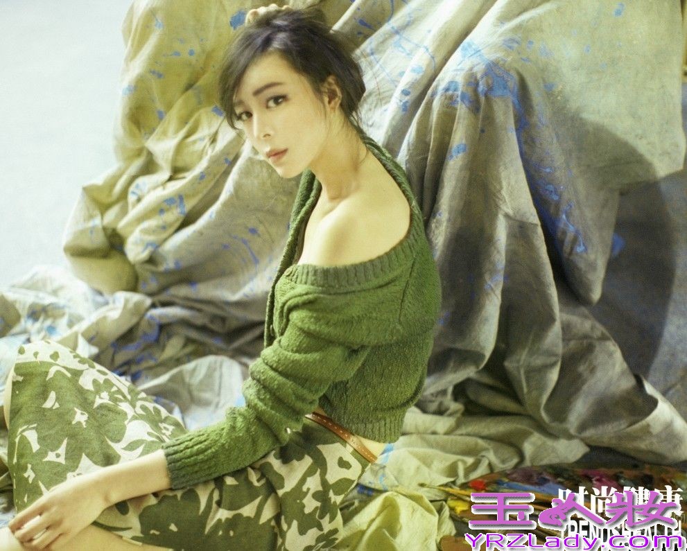 近日，张静初为某时尚杂志拍摄了一组封面大片，自然光线下展现出其出众的文艺气质。不管是《孔雀》里的卫红，还是《红河》里的阿桃，张静初在荧屏上所演绎的角色都被她赋予了浓厚的文艺气息。写真里，随意的发型、干净的妆容，糅杂着慵懒的午后阳光，更是将张静初特有的女性魅力展露无遗。