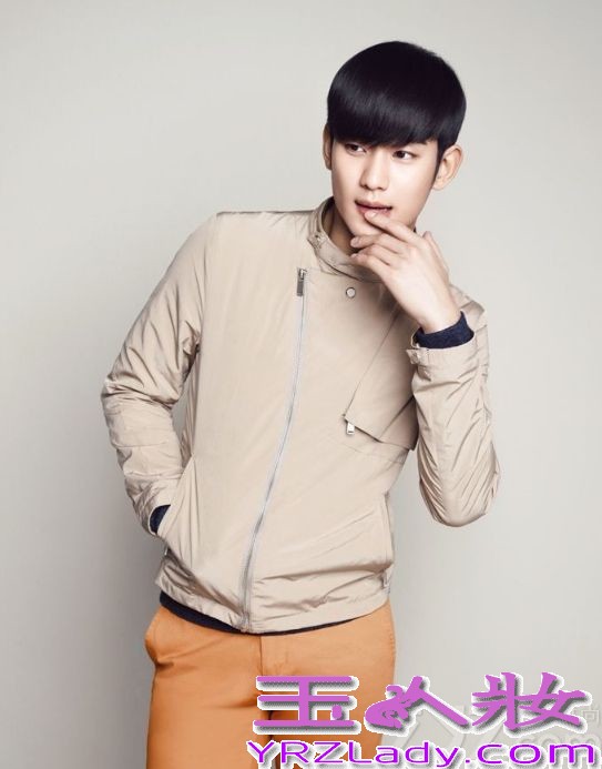 韩国男星金秀贤因在电视剧《来自星星的你》中饰演“都敏俊”而迅速爆红，成为很多女生心目中男神。近日，金秀贤也拍摄了一组时尚写真，犀利的眼神仿佛是都教授再次“上身”，下面就一起来看看这组写真图片吧！