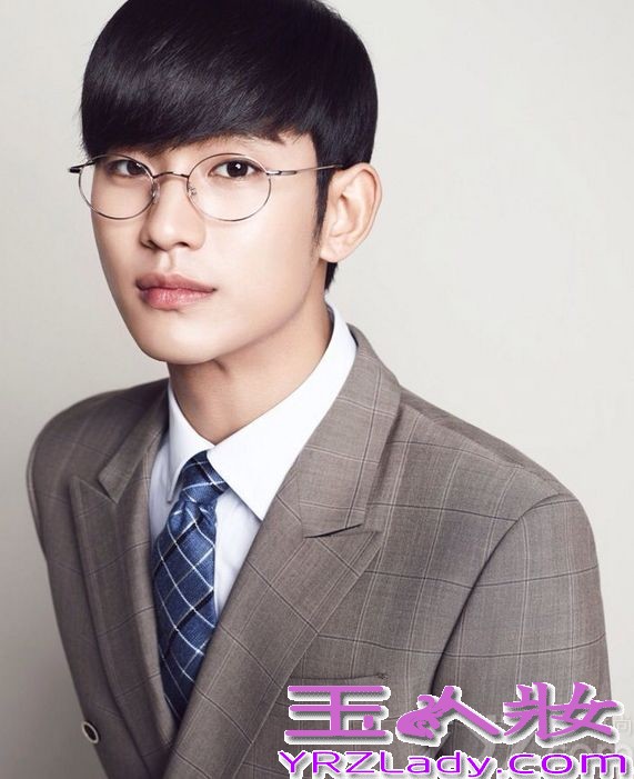 韩国男星金秀贤因在电视剧《来自星星的你》中饰演“都敏俊”而迅速爆红，成为很多女生心目中男神。近日，金秀贤也拍摄了一组时尚写真，犀利的眼神仿佛是都教授再次“上身”，下面就一起来看看这组写真图片吧！