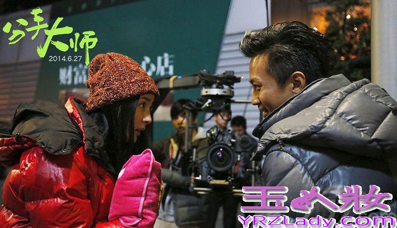 《分手大师》曝出一组以杨幂为主的剧情海报，整个画面以清新自然成大气，让人印象深刻。杨幂在《分手大师》中饰演“叶小春”，没有多余修饰但依旧温暖的一个邻家女孩。