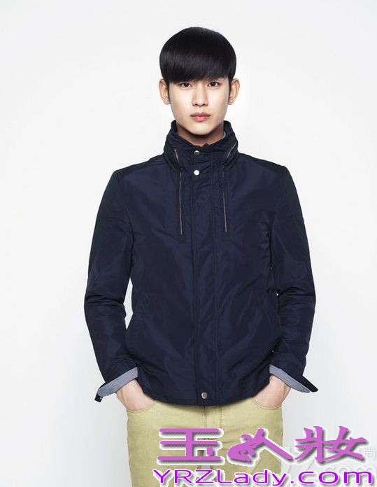 韩国男星金秀贤因在电视剧《来自星星的你》中饰演“都敏俊”而迅速爆红，成为很多女生心目中男神。近日，金秀贤也拍摄了一组时尚写真，犀利的眼神仿佛是都教授再次“上身”，下面就一起来看看这组写真图片吧！