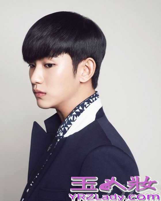 韩国男星金秀贤因在电视剧《来自星星的你》中饰演“都敏俊”而迅速爆红，成为很多女生心目中男神。近日，金秀贤也拍摄了一组时尚写真，犀利的眼神仿佛是都教授再次“上身”，下面就一起来看看这组写真图片吧！