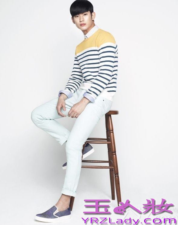 韩国男星金秀贤因在电视剧《来自星星的你》中饰演“都敏俊”而迅速爆红，成为很多女生心目中男神。近日，金秀贤也拍摄了一组时尚写真，犀利的眼神仿佛是都教授再次“上身”，下面就一起来看看这组写真图片吧！