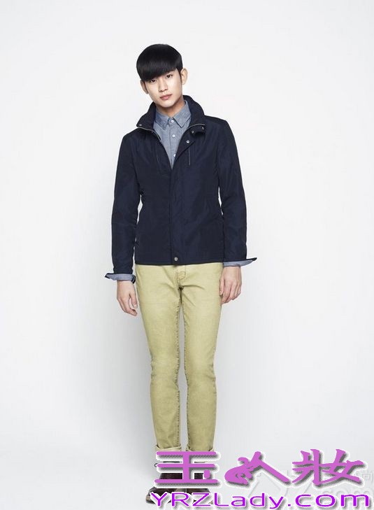 韩国男星金秀贤因在电视剧《来自星星的你》中饰演“都敏俊”而迅速爆红，成为很多女生心目中男神。近日，金秀贤也拍摄了一组时尚写真，犀利的眼神仿佛是都教授再次“上身”，下面就一起来看看这组写真图片吧！