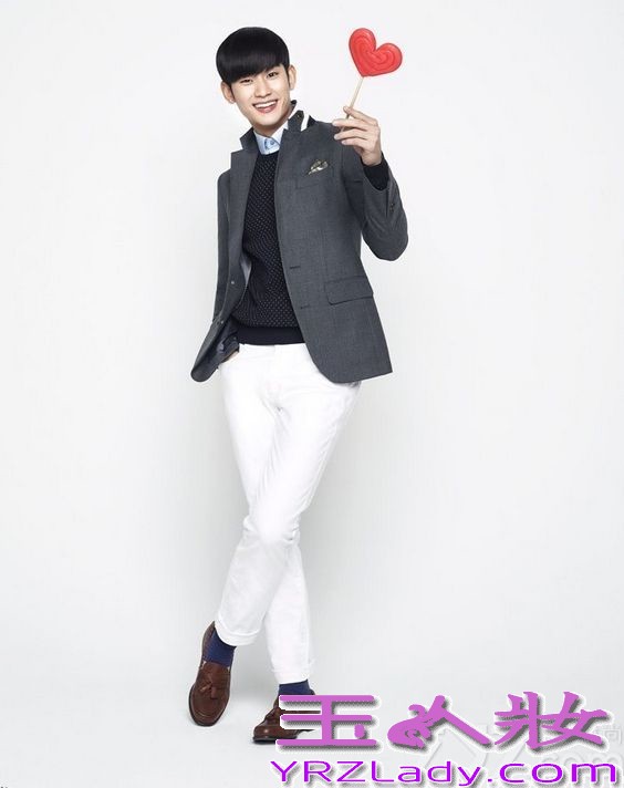 韩国男星金秀贤因在电视剧《来自星星的你》中饰演“都敏俊”而迅速爆红，成为很多女生心目中男神。近日，金秀贤也拍摄了一组时尚写真，犀利的眼神仿佛是都教授再次“上身”，下面就一起来看看这组写真图片吧！