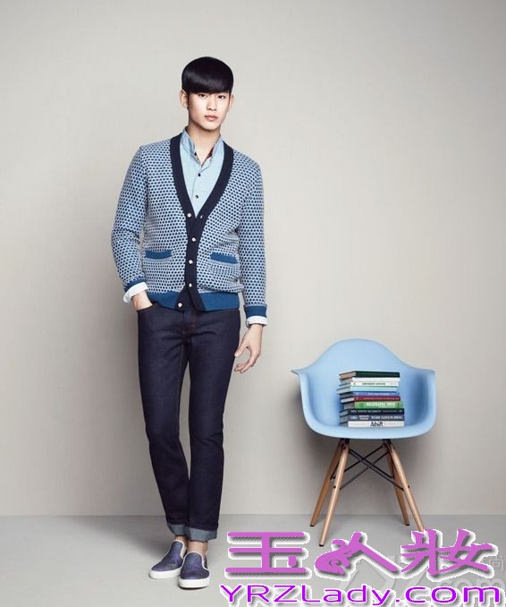 韩国男星金秀贤因在电视剧《来自星星的你》中饰演“都敏俊”而迅速爆红，成为很多女生心目中男神。近日，金秀贤也拍摄了一组时尚写真，犀利的眼神仿佛是都教授再次“上身”，下面就一起来看看这组写真图片吧！