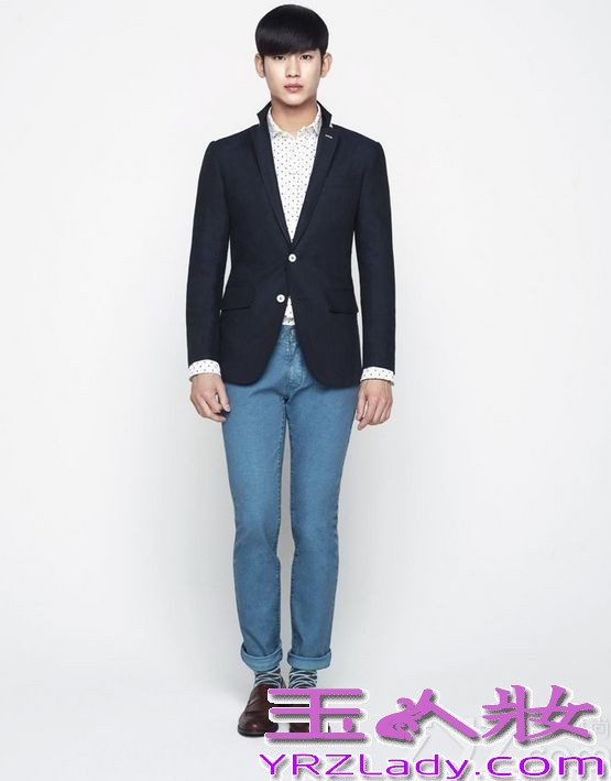 韩国男星金秀贤因在电视剧《来自星星的你》中饰演“都敏俊”而迅速爆红，成为很多女生心目中男神。近日，金秀贤也拍摄了一组时尚写真，犀利的眼神仿佛是都教授再次“上身”，下面就一起来看看这组写真图片吧！