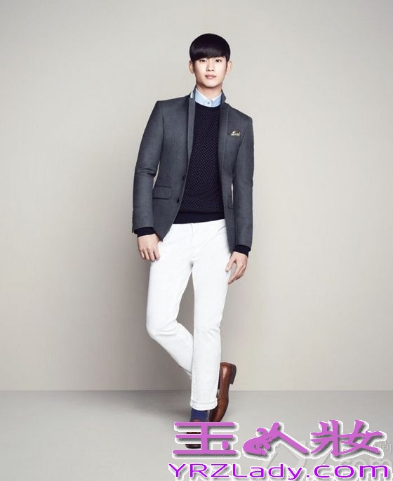 韩国男星金秀贤因在电视剧《来自星星的你》中饰演“都敏俊”而迅速爆红，成为很多女生心目中男神。近日，金秀贤也拍摄了一组时尚写真，犀利的眼神仿佛是都教授再次“上身”，下面就一起来看看这组写真图片吧！