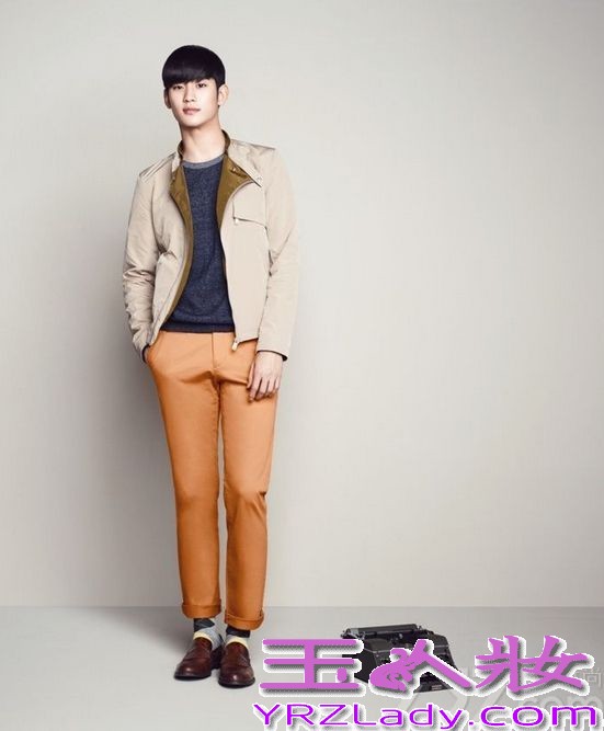 韩国男星金秀贤因在电视剧《来自星星的你》中饰演“都敏俊”而迅速爆红，成为很多女生心目中男神。近日，金秀贤也拍摄了一组时尚写真，犀利的眼神仿佛是都教授再次“上身”，下面就一起来看看这组写真图片吧！