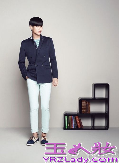 韩国男星金秀贤因在电视剧《来自星星的你》中饰演“都敏俊”而迅速爆红，成为很多女生心目中男神。近日，金秀贤也拍摄了一组时尚写真，犀利的眼神仿佛是都教授再次“上身”，下面就一起来看看这组写真图片吧！